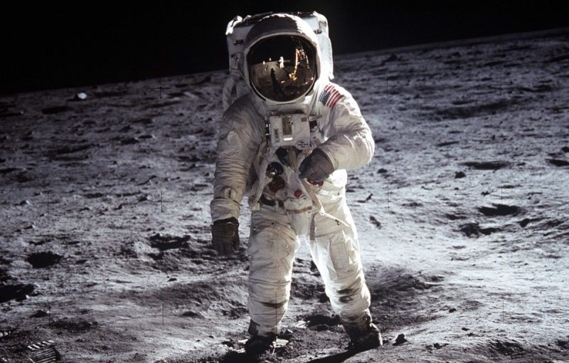 Para Penjelajah Bulan: Merayakan Masa Lalu untuk Membangunkan Masa Depan