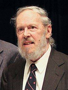 Gambar 1.1. Dennis Ritchie di Japan Prize Foundation pada 2011 (© Wikimedia).